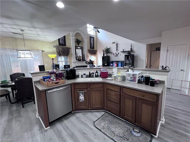 721 Spinning Wheel Point, High Point, NC 27265