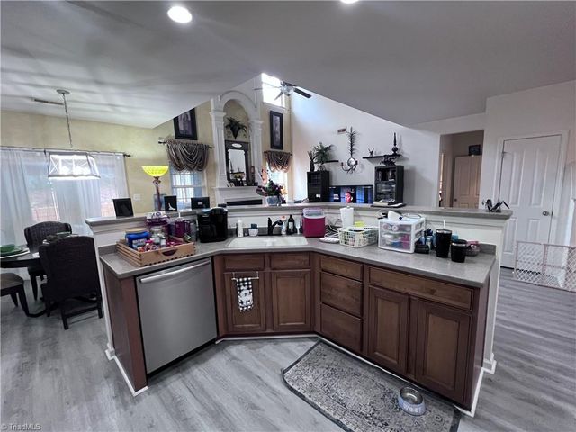 721 Spinning Wheel Point, High Point, NC 27265