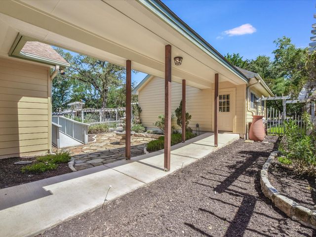 1 Woodview CT, Wimberley, TX 78676
