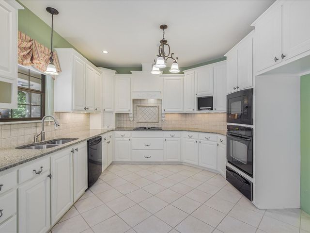 1 Woodview CT, Wimberley, TX 78676