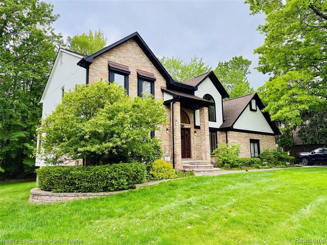 5997 Christina Drive, West Bloomfield, MI 48324