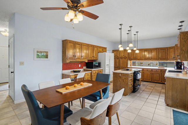 1205 LARAIL DR, Columbia, MO 65203