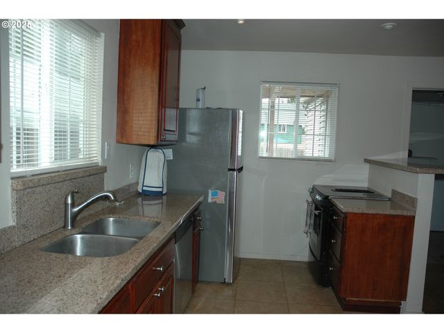 124 S 20TH St, St Helens, OR 97051