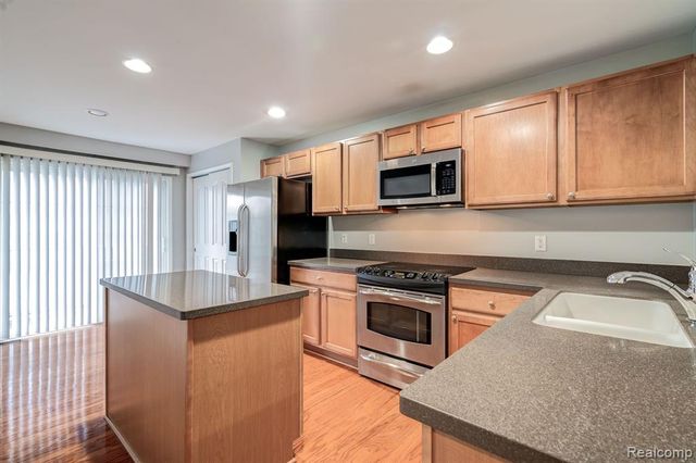 27859 Hopkins Drive, Novi, MI 48377
