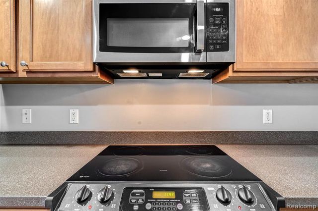 27859 Hopkins Drive, Novi, MI 48377