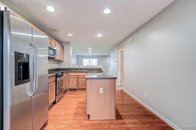 27859 Hopkins Drive, Novi, MI 48377