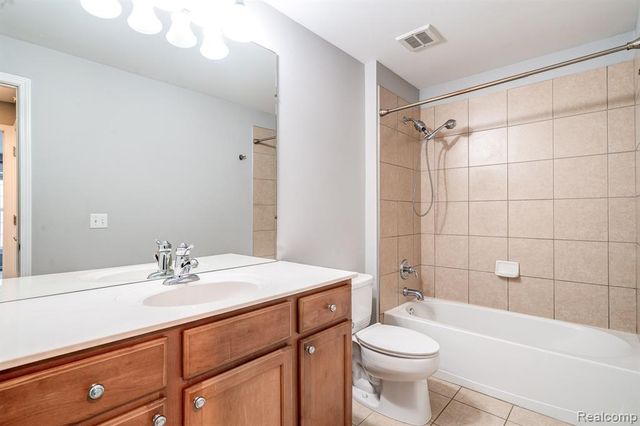 27859 Hopkins Drive, Novi, MI 48377