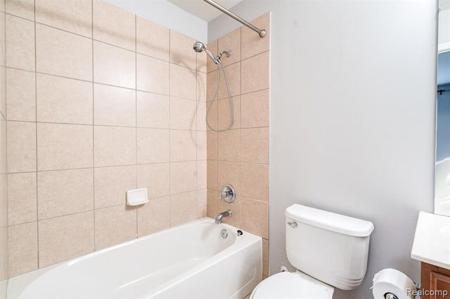 27859 Hopkins Drive, Novi, MI 48377