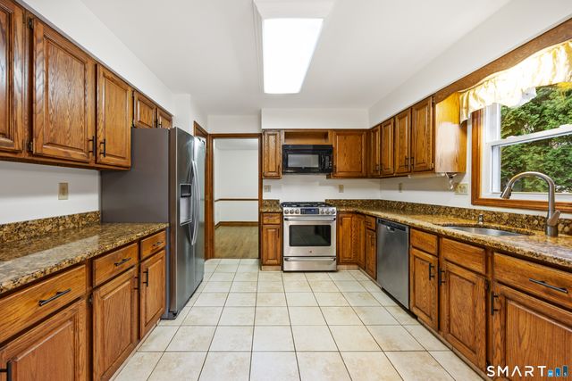 14 Colonial Court, Cheshire, CT 06410