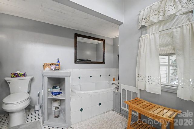 76 Winsome Trail, Hendersonville, NC 28739