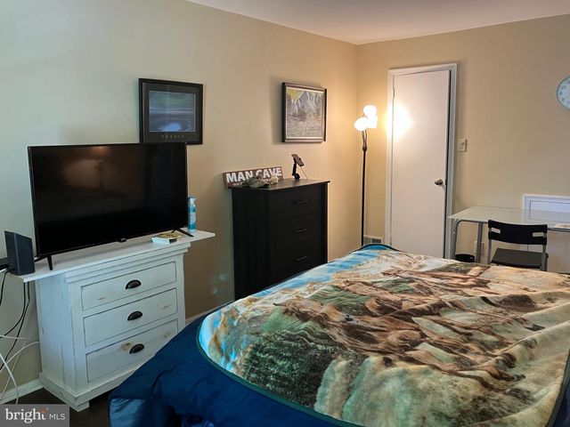 5712-B ADELAIDE DR, Mount Laurel, NJ 08054