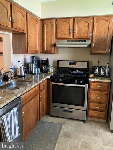 5712-B ADELAIDE DR, Mount Laurel, NJ 08054