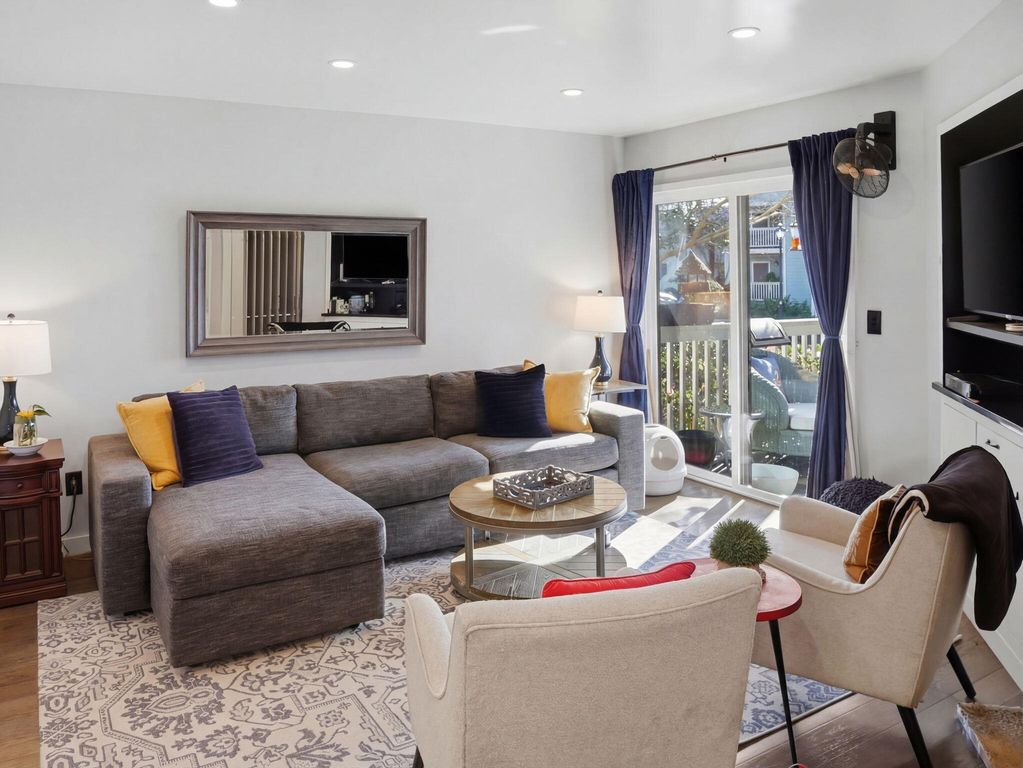 Image 2 of property listing at 1481 Center Street 1102, Mount Pleasant, SC 29464