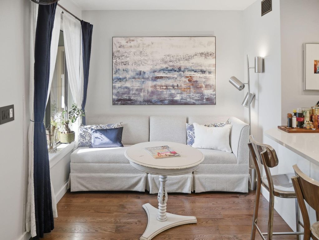 Image 3 of property listing at 1481 Center Street 1102, Mount Pleasant, SC 29464