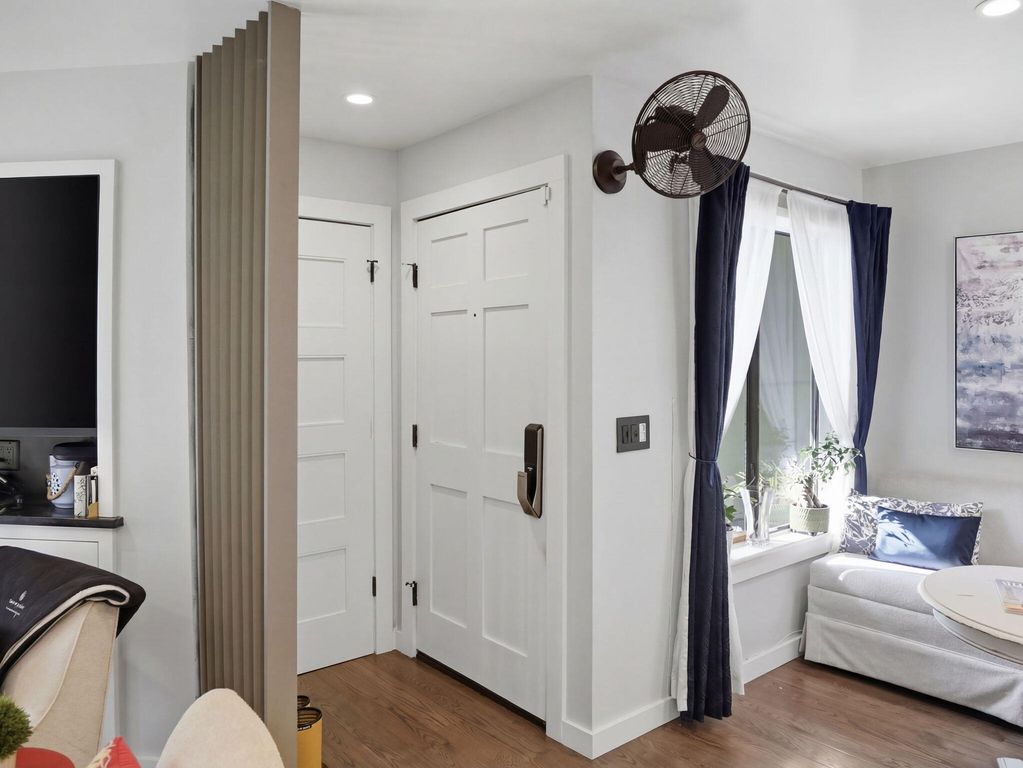 Image 4 of property listing at 1481 Center Street 1102, Mount Pleasant, SC 29464