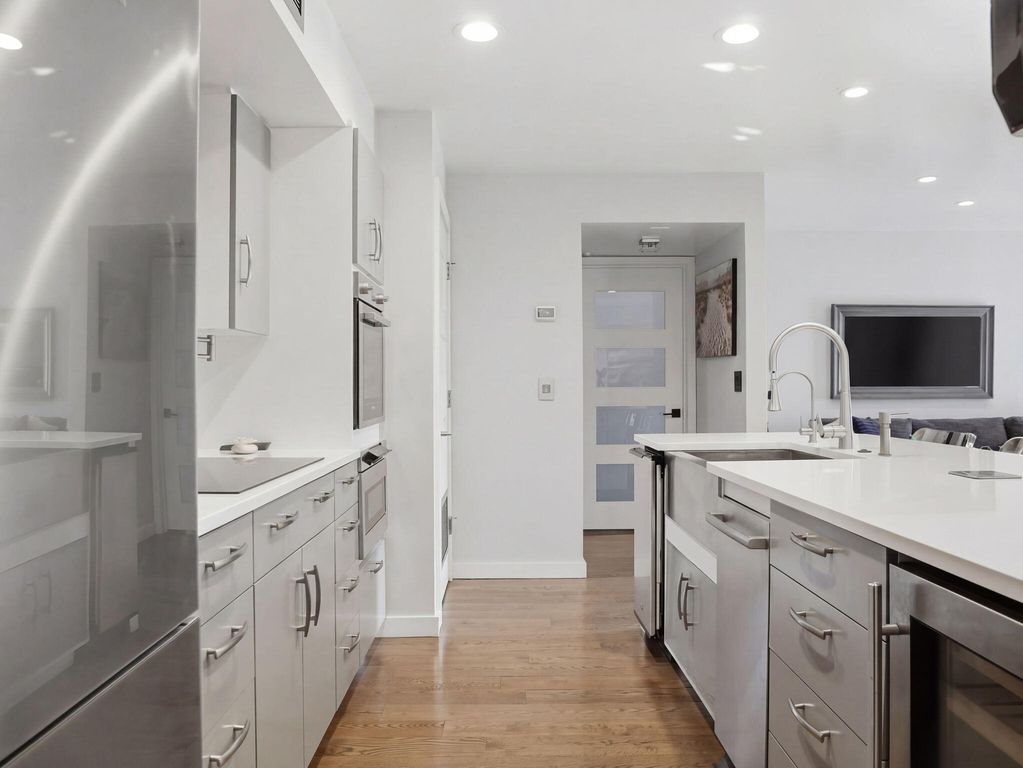 Image 8 of property listing at 1481 Center Street 1102, Mount Pleasant, SC 29464