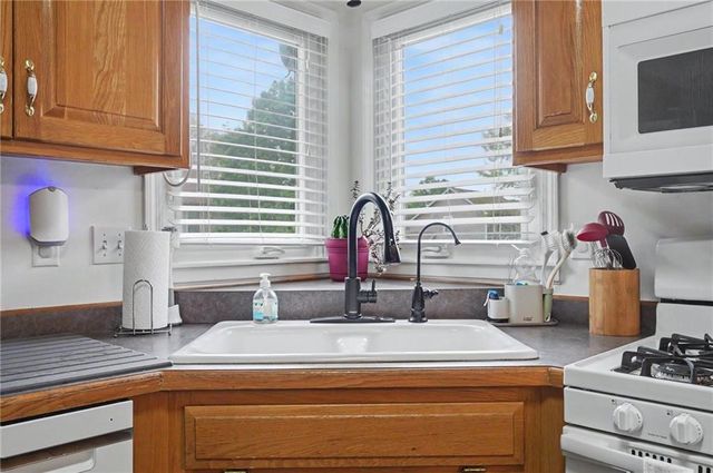 556 Brentwood Drive, Lawrence, KS 66049
