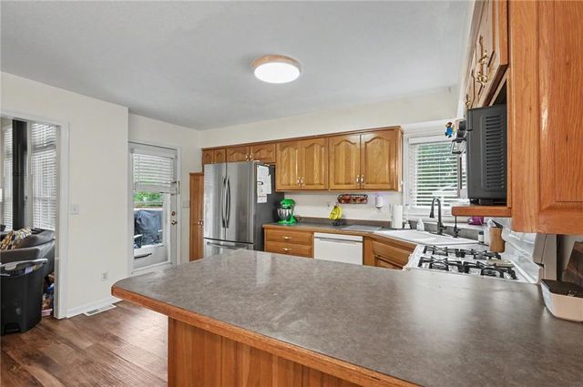 556 Brentwood Drive, Lawrence, KS 66049
