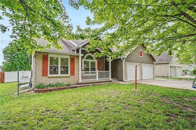 556 Brentwood Drive, Lawrence, KS 66049