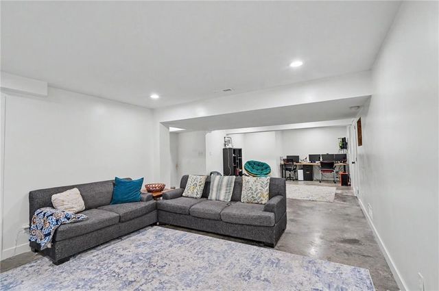 556 Brentwood Drive, Lawrence, KS 66049