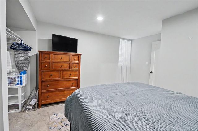 556 Brentwood Drive, Lawrence, KS 66049