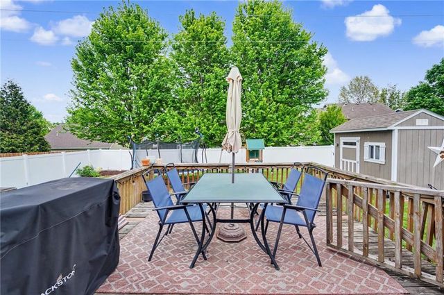 556 Brentwood Drive, Lawrence, KS 66049