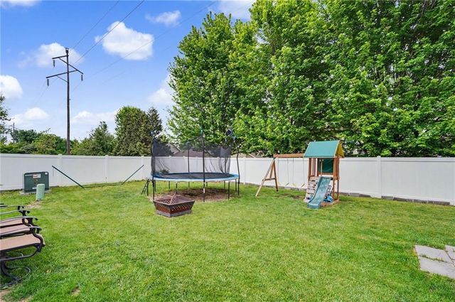 556 Brentwood Drive, Lawrence, KS 66049