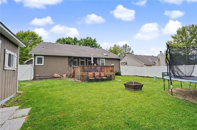 556 Brentwood Drive, Lawrence, KS 66049