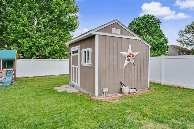 556 Brentwood Drive, Lawrence, KS 66049