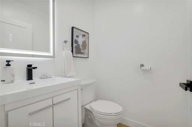 2117 W Clark Avenue, Burbank, CA 91506