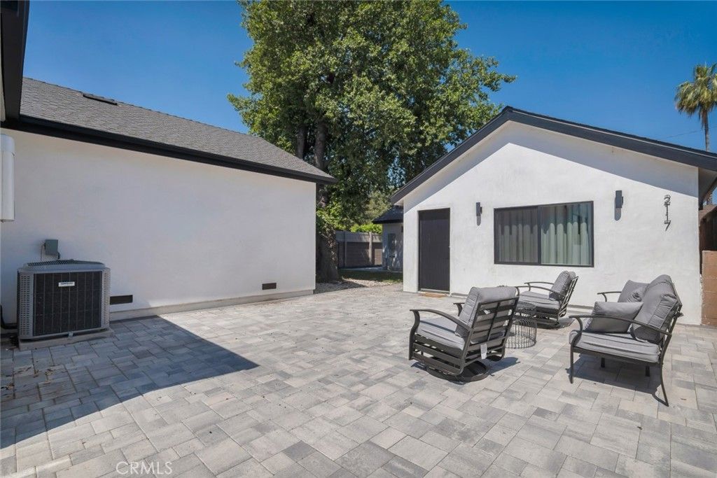 2117 W Clark Avenue, Burbank, CA 91506
