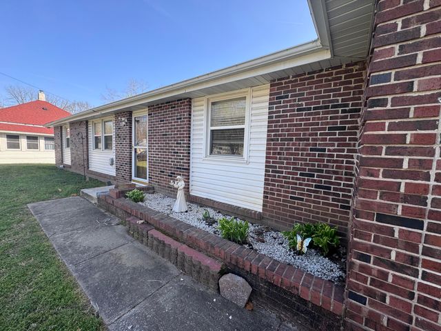 207 E Meadow Avenue, Crane, MO 65633