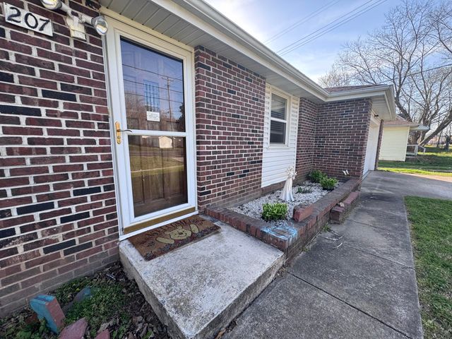 207 E Meadow Avenue, Crane, MO 65633