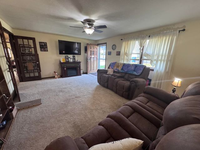 207 E Meadow Avenue, Crane, MO 65633