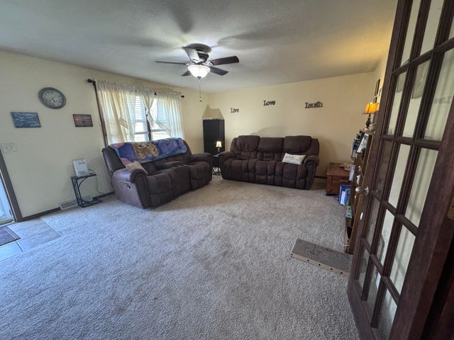 207 E Meadow Avenue, Crane, MO 65633