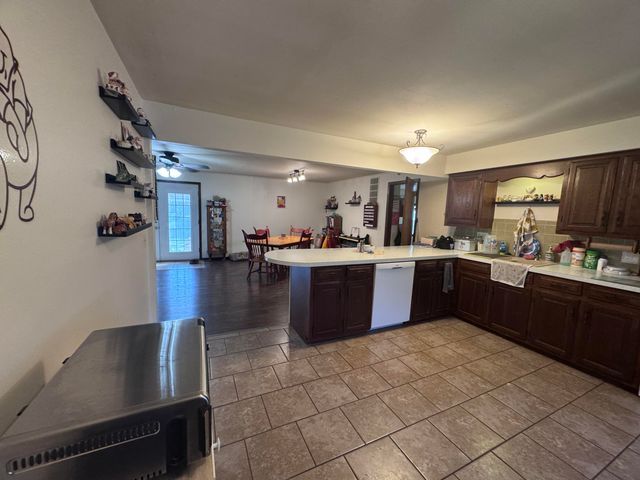 207 E Meadow Avenue, Crane, MO 65633