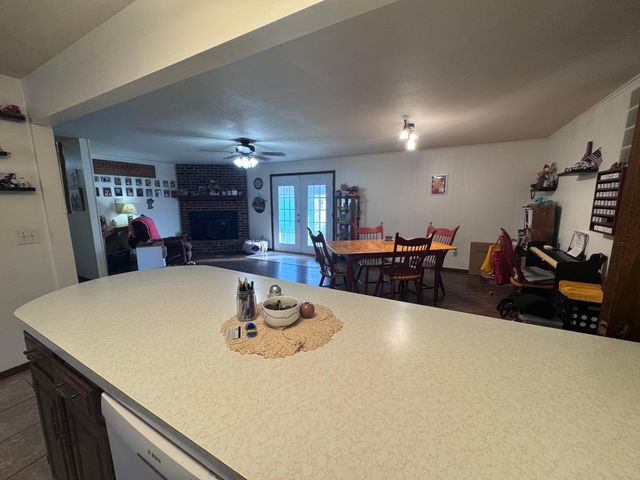 207 E Meadow Avenue, Crane, MO 65633