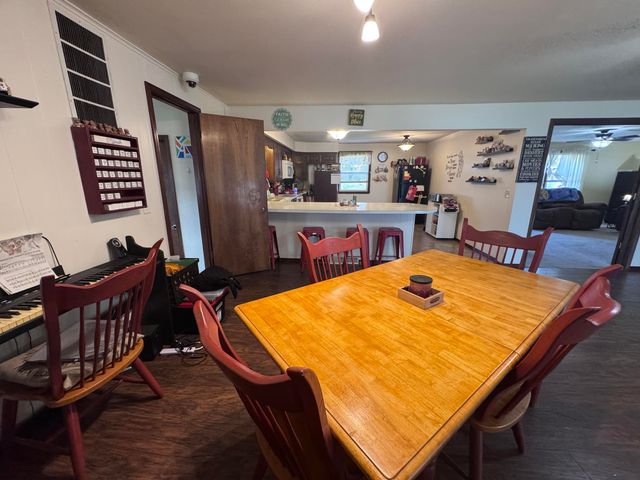 207 E Meadow Avenue, Crane, MO 65633