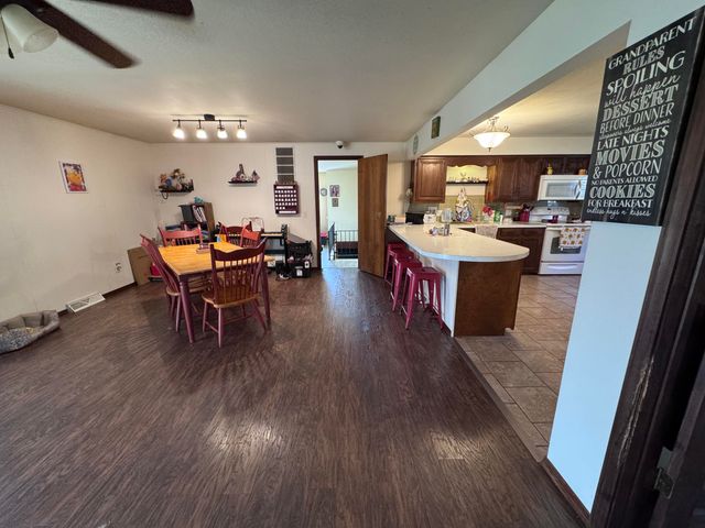 207 E Meadow Avenue, Crane, MO 65633