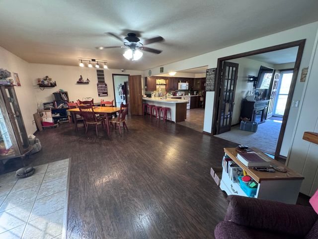 207 E Meadow Avenue, Crane, MO 65633