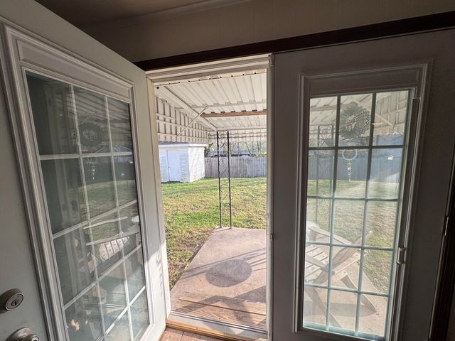 207 E Meadow Avenue, Crane, MO 65633