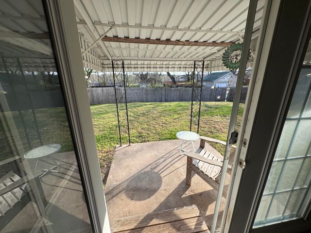 207 E Meadow Avenue, Crane, MO 65633