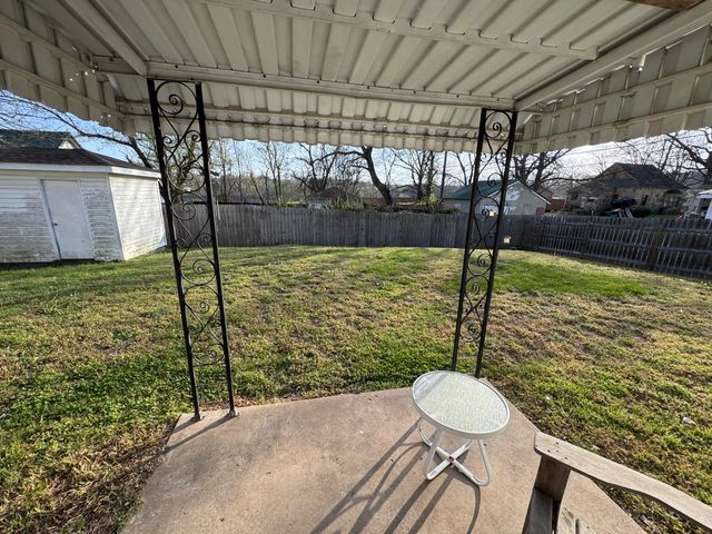 207 E Meadow Avenue, Crane, MO 65633