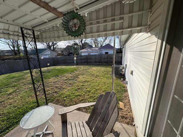 207 E Meadow Avenue, Crane, MO 65633