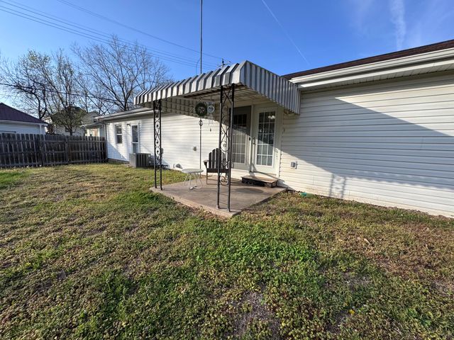 207 E Meadow Avenue, Crane, MO 65633