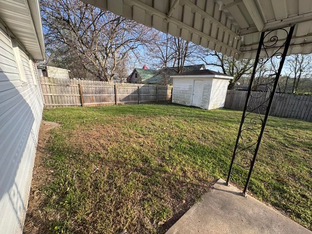 207 E Meadow Avenue, Crane, MO 65633