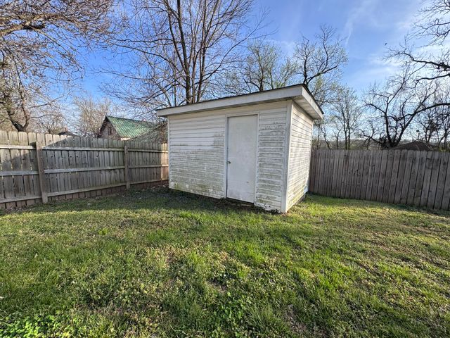 207 E Meadow Avenue, Crane, MO 65633