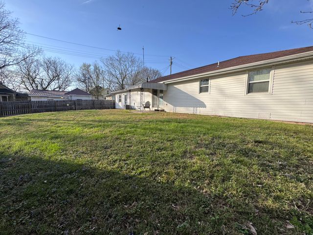 207 E Meadow Avenue, Crane, MO 65633