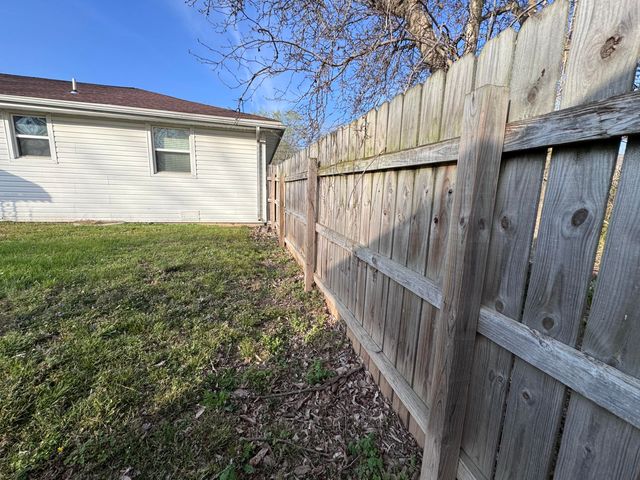 207 E Meadow Avenue, Crane, MO 65633