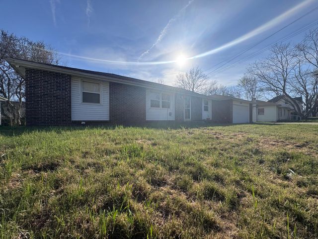 207 E Meadow Avenue, Crane, MO 65633